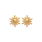 Boucles d'oreilles dorées Adi mini puces soleils - Bijou sur fond blanc