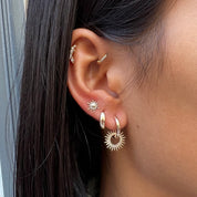 Boucles d'oreilles dorées Adi mini puces soleils - Bijou porté