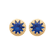 Boucles d'oreilles puces dorées Ingrid bleu zircon bleu orné de détails perlés - Bijou photographié sur fond blanc