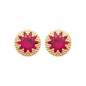 Boucles d'oreilles puces dorées Ingrid rose zircon rose orné de détails perlés - Bijou photographié sur fond blanc