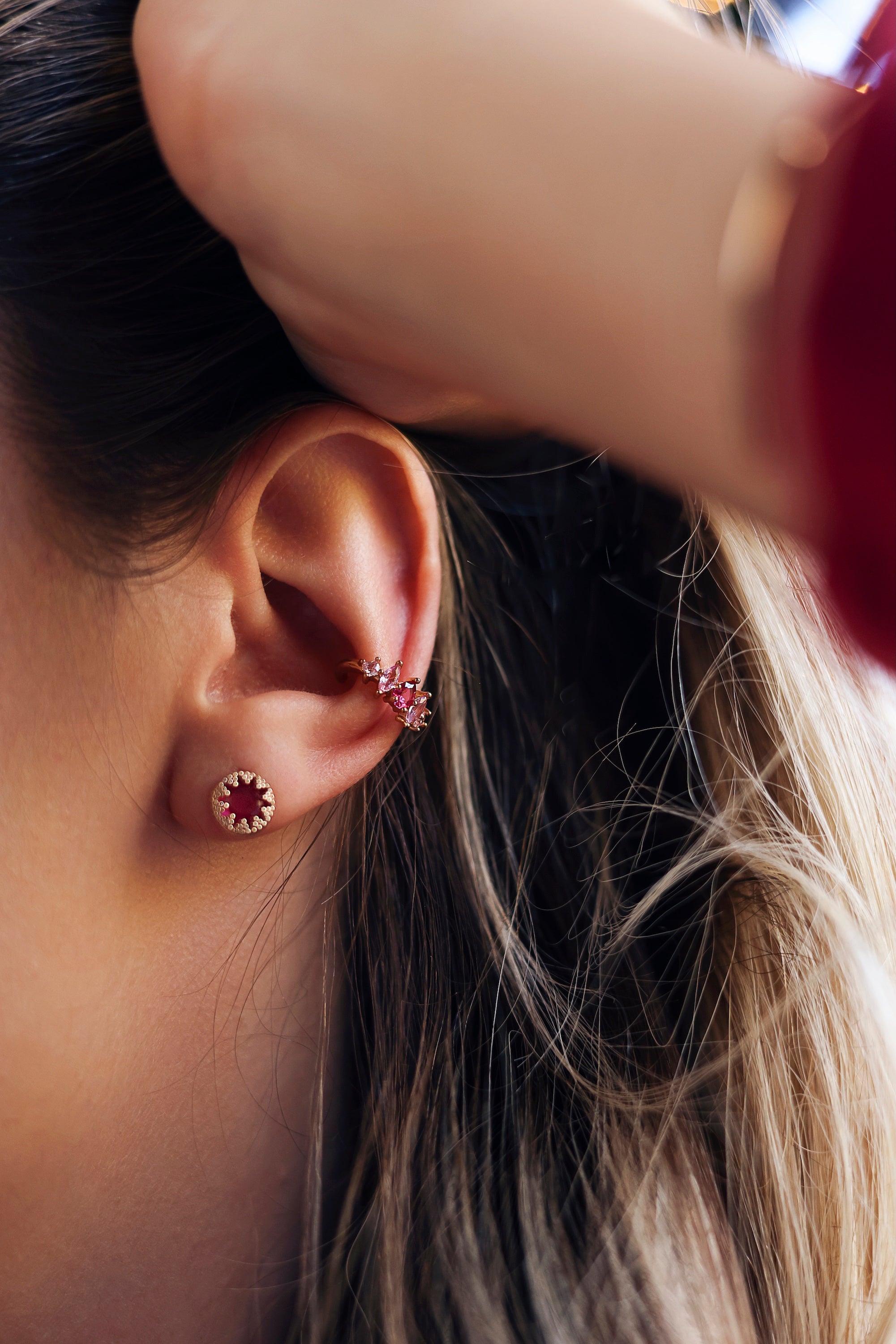 Boucles d'oreilles puces dorées Ingrid rose zircon rose orné de détails perlés - Bijou porté