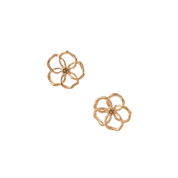 Boucles d'oreilles puces Oria dorées en forme de fleur ajourée - Bijou sur fond blanc
