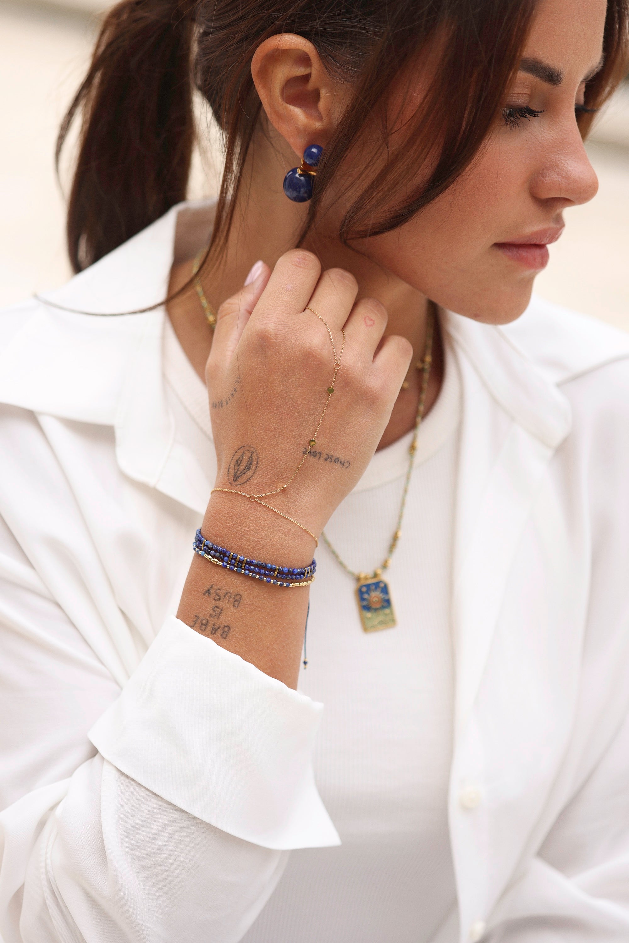 Bracelet de main doré Winnie - Bijou porté