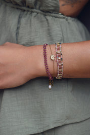 Bracelet en pierres naturelles et perles dorées Jahnis grenat avec finition perles en nacre sur la chaîne de rallonge - Bijou porté