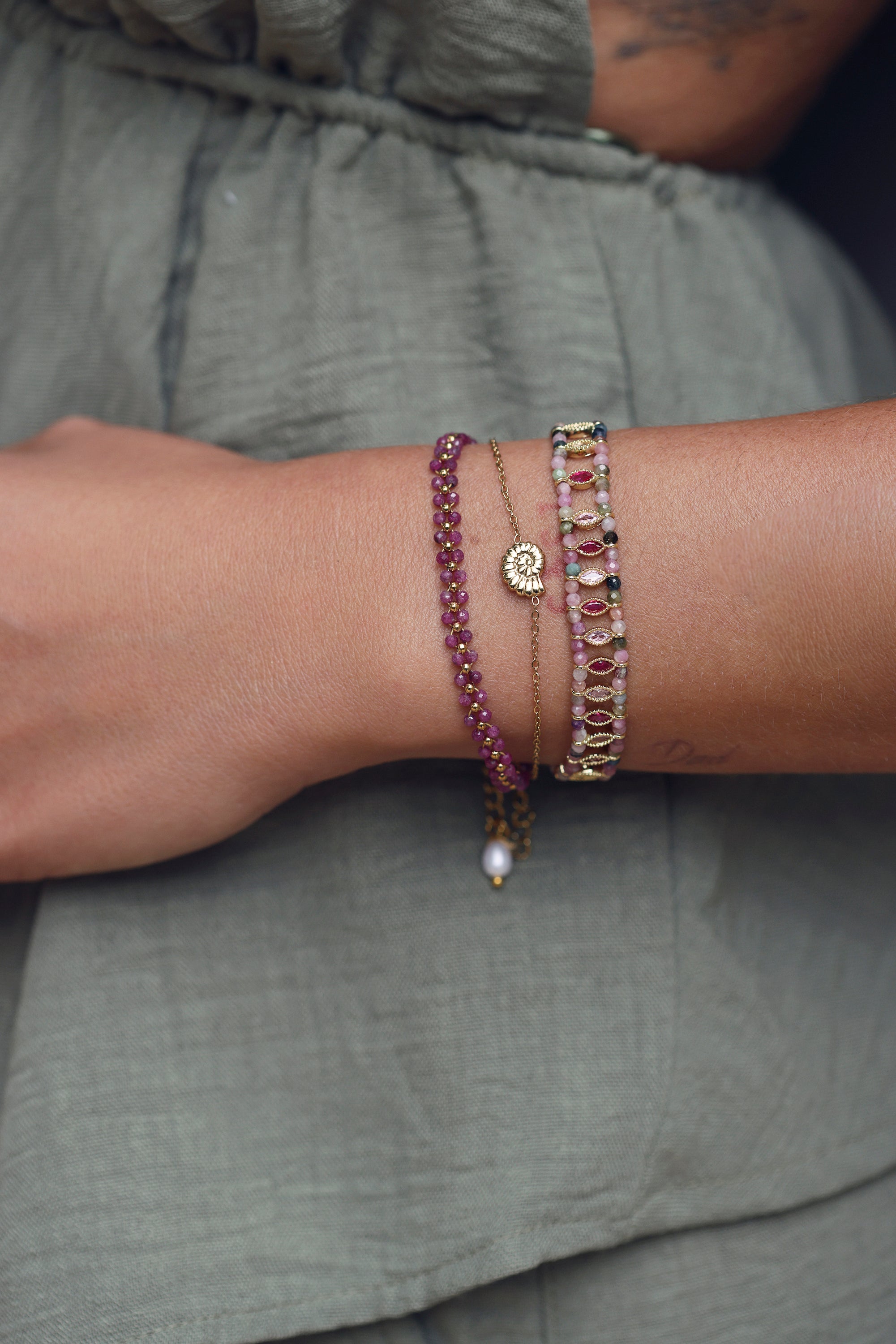 Bracelet en pierres naturelles et perles dorées Jahnis grenat avec finition perles en nacre sur la chaîne de rallonge - Bijou porté