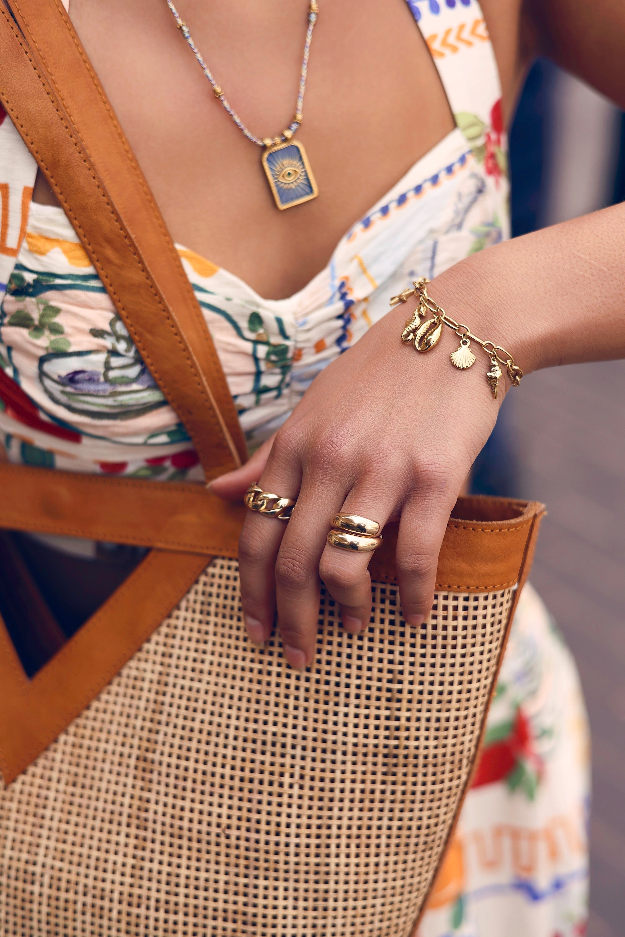 Bracelet doré Anaya maille et pendentifs marins - Bijou porté