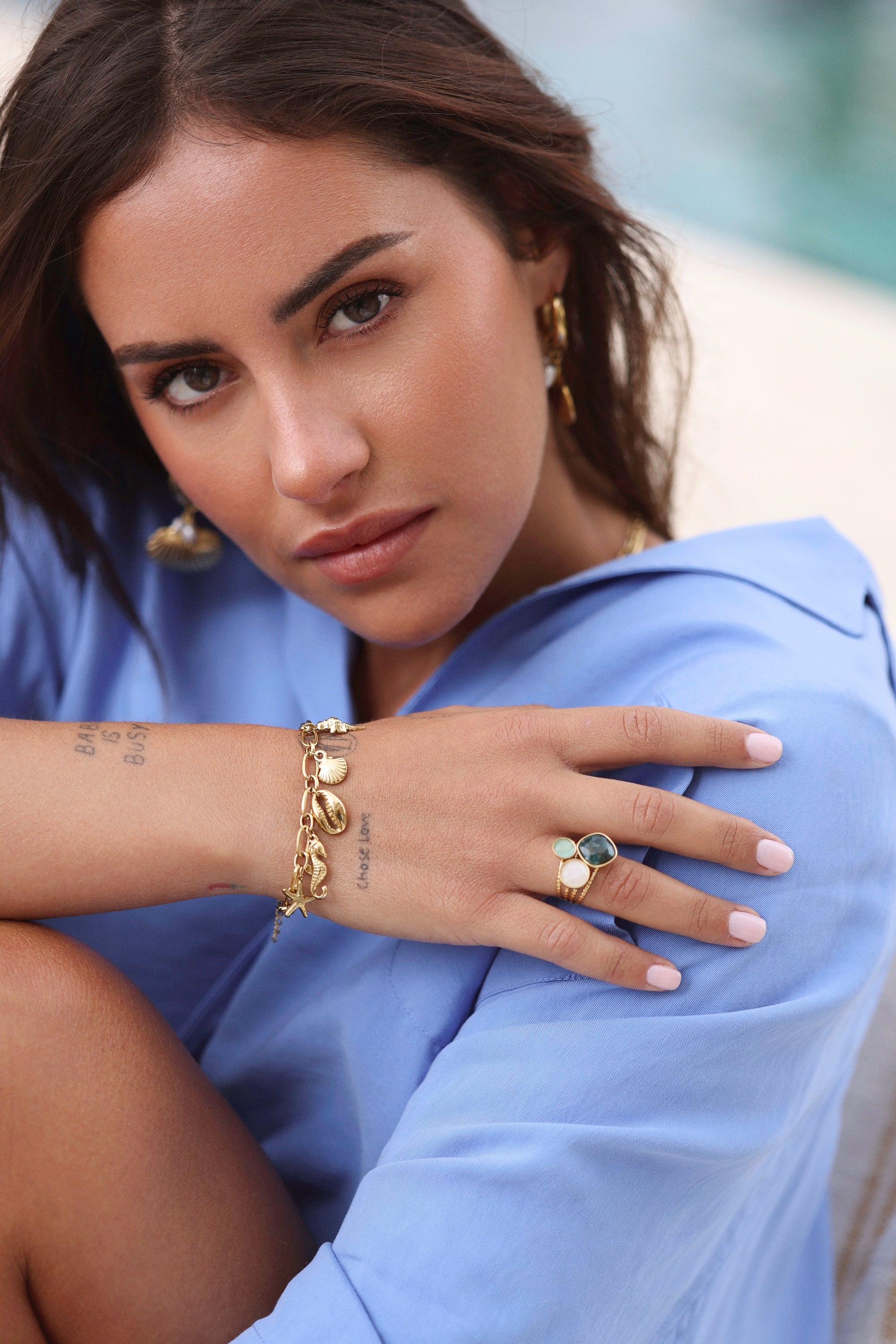 Bracelet doré Anaya porté