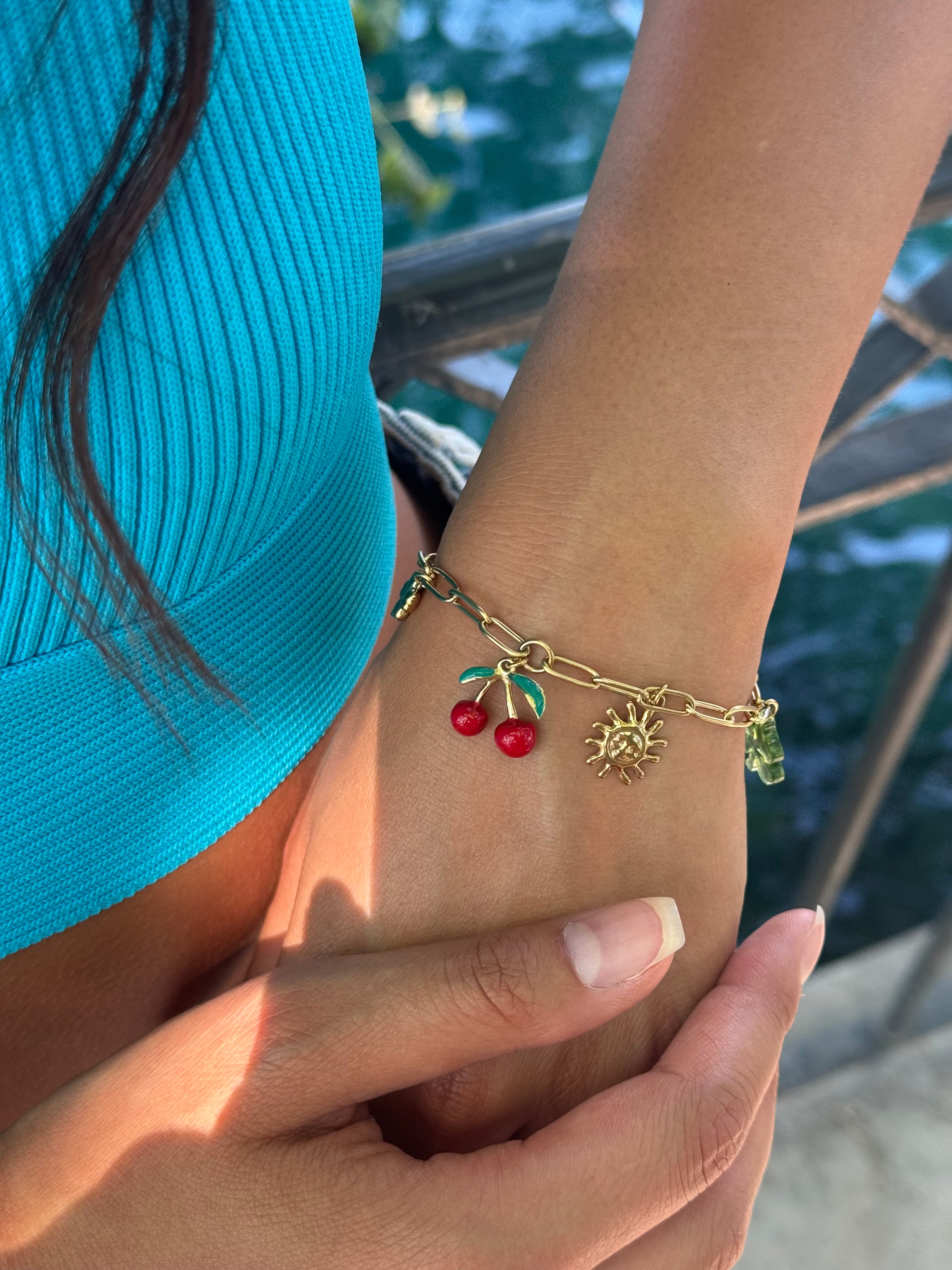 Bracelet doré Cerise pendentifs trèfle, cerise. soleil et coeur - Bijou porté