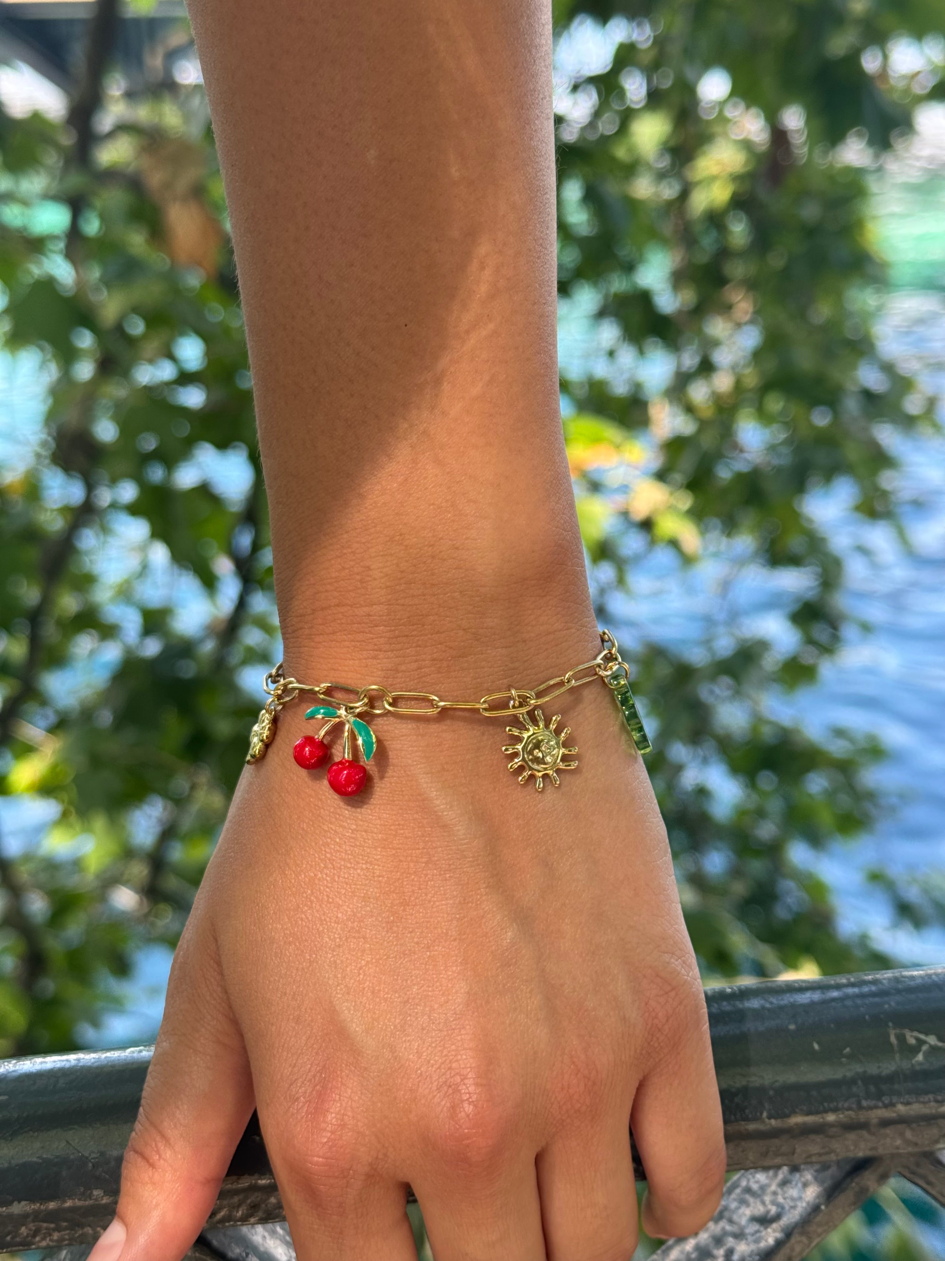 Bracelet doré Cerise pendentifs trèfle, cerise. soleil et coeur - Bijou porté