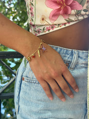 Bracelet doré Connie chaîne torsadée avec pendentifs coquillage, étoile de mer, poissons, cœur et pierres naturelle - Bijou porté
