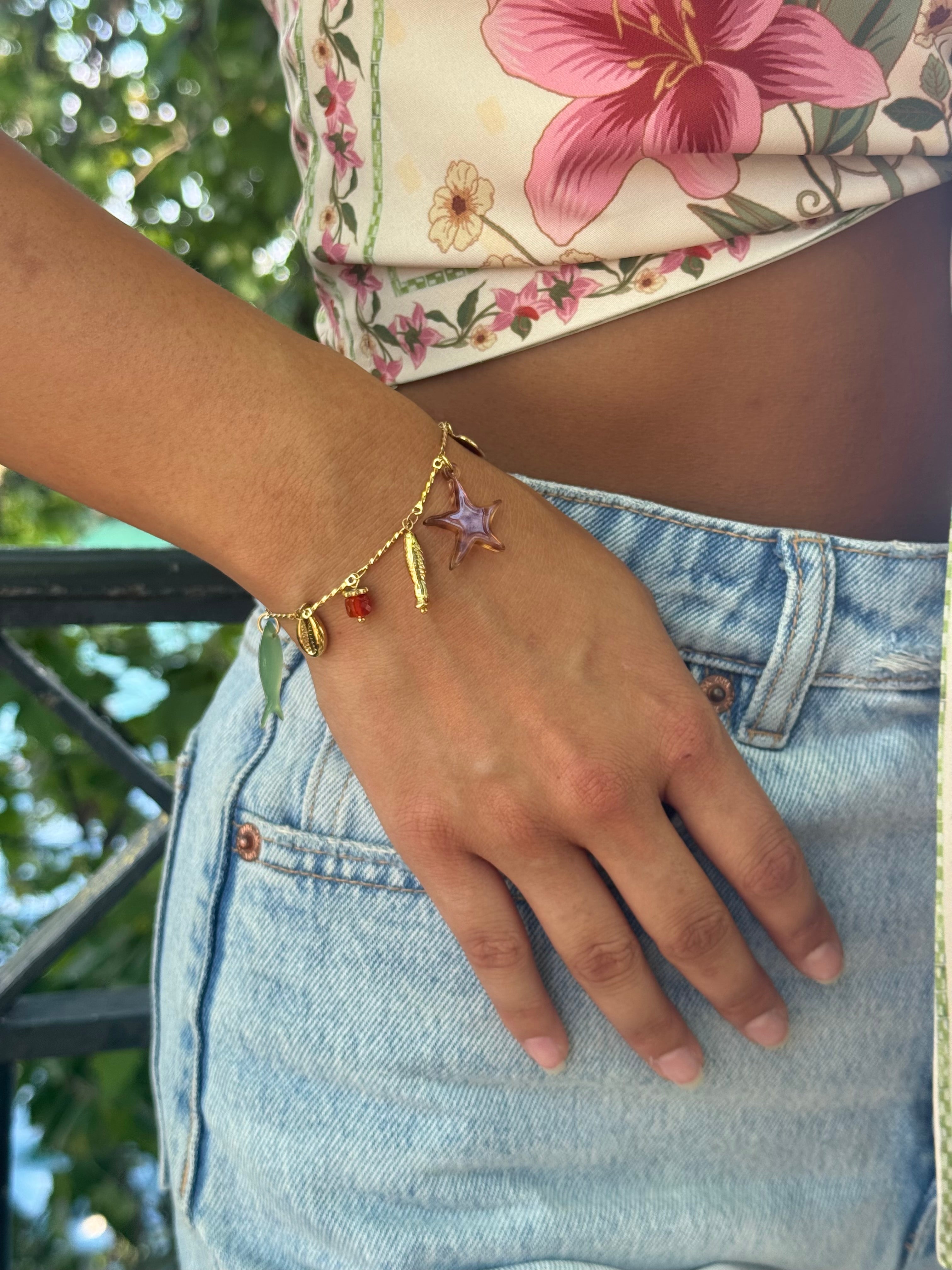 Bracelet doré Connie chaîne torsadée avec pendentifs coquillage, étoile de mer, poissons, cœur et pierres naturelle - Bijou porté