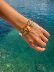 Bracelet maille doré Corail pendentifs coquillage en nacre, crabe qui porte un cœur, étoile de mer, poisson et corail - Bijou porté