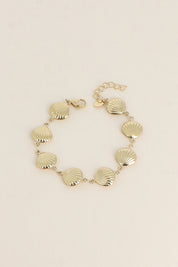 Bracelet doré Iva coquillages - Bijou photographié sur fond beige