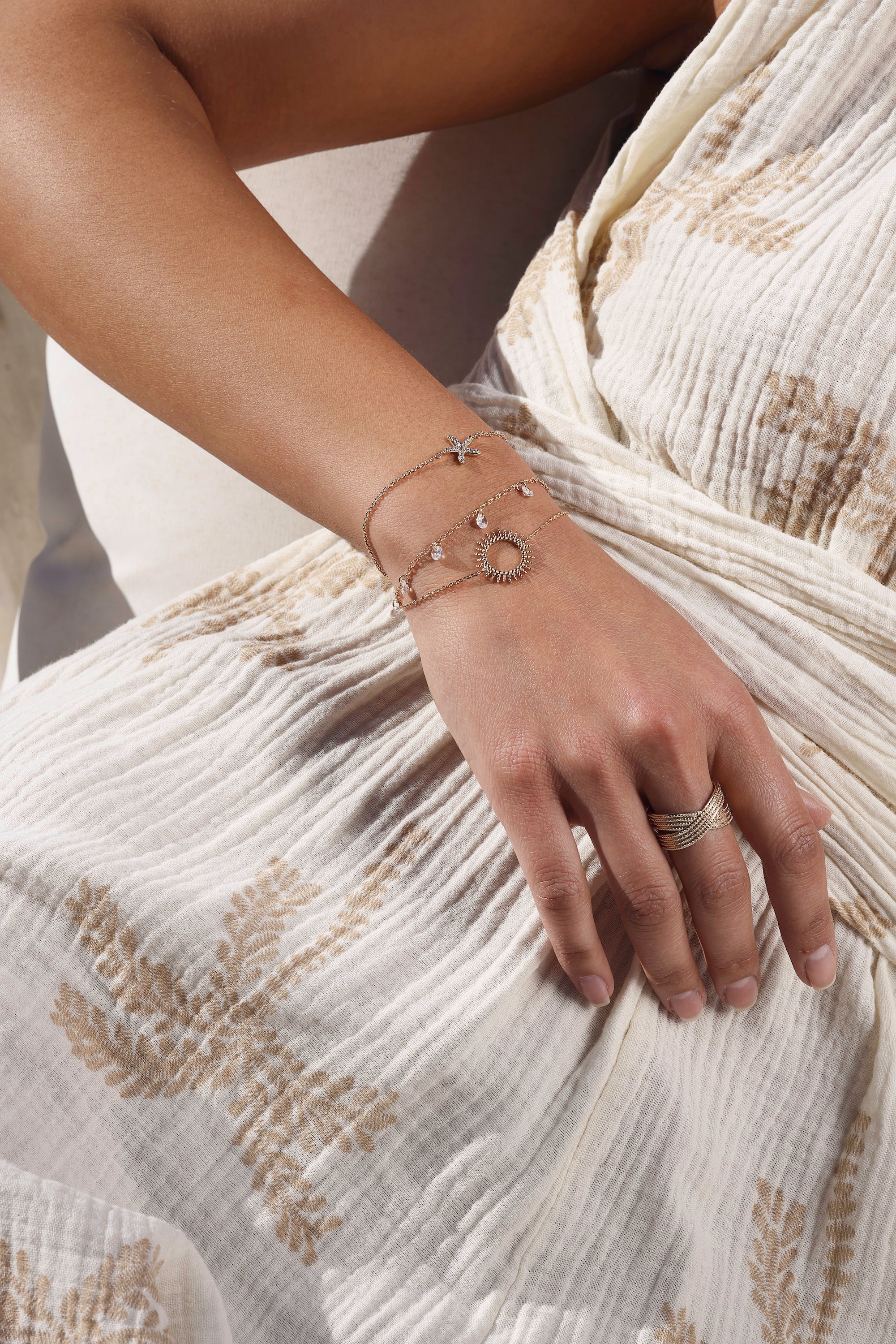 Bracelet doré Jackie étoile de mer sertie de zircons - Bijou porté