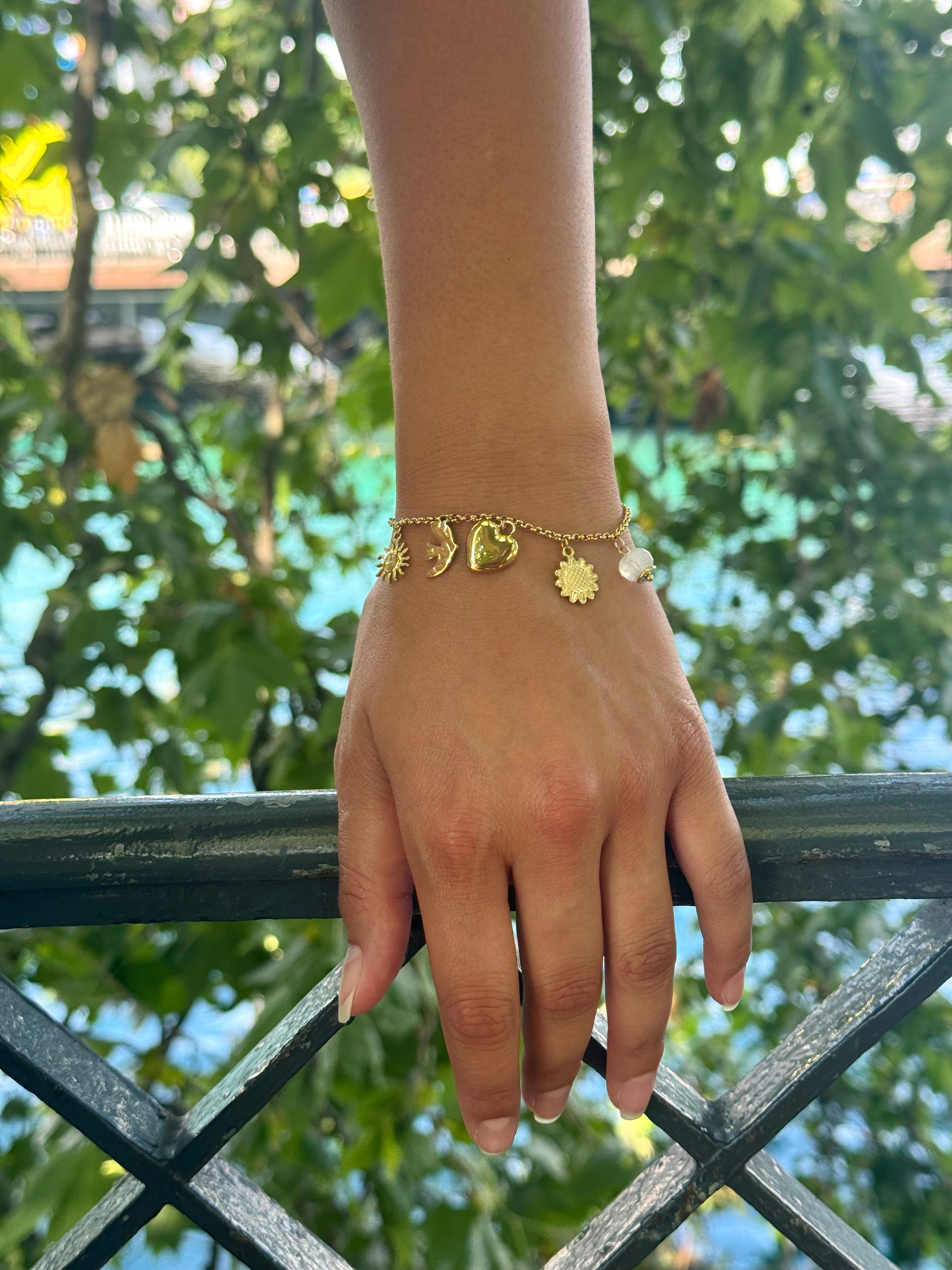 Bracelet doré Lorena chaîne fine avec pendentifs soleil, hirondelle, coeur, tournesol et pierre naturelle - Bijou porté