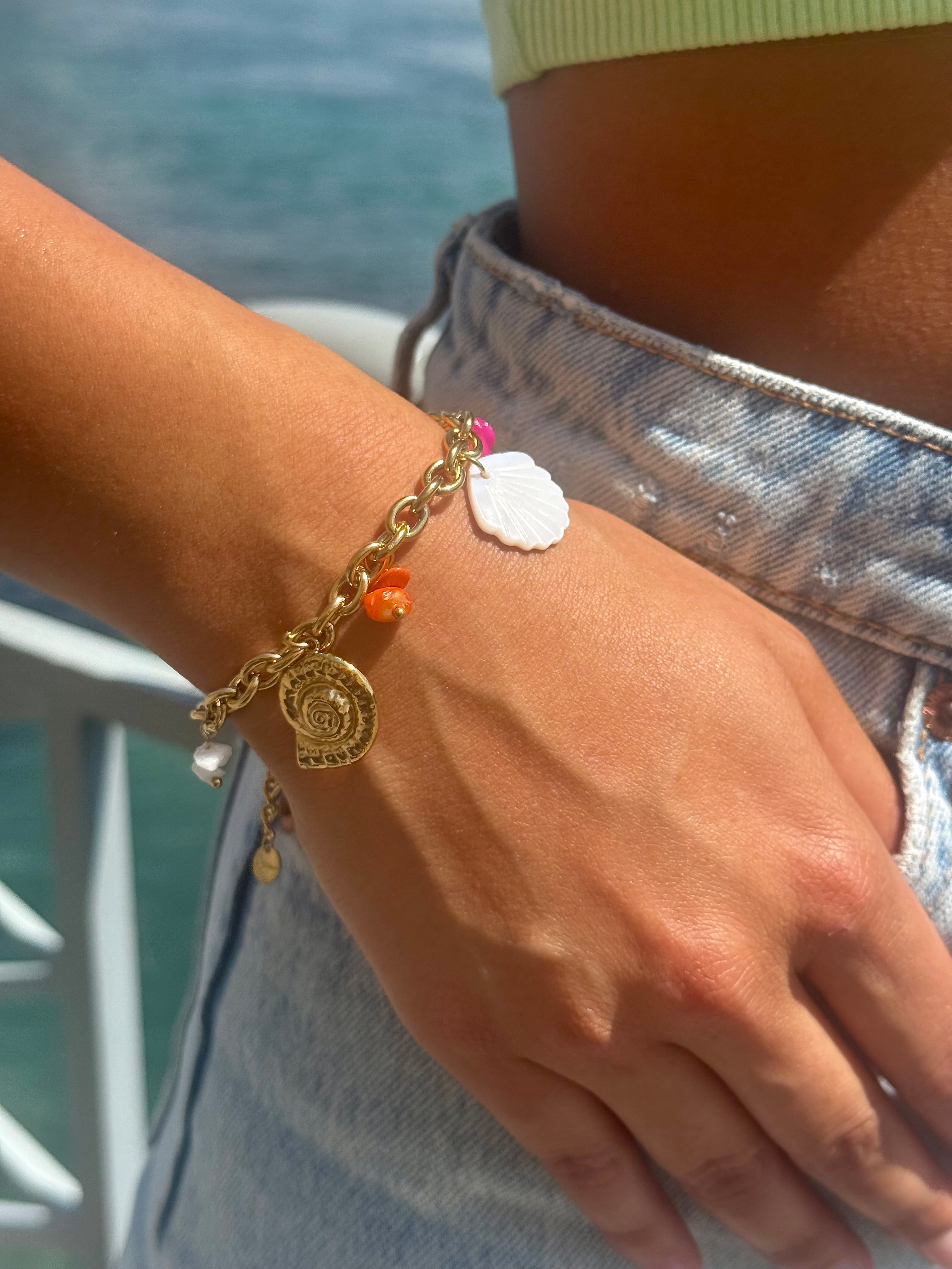 Bracelet maille doré Larysa pendentifs coquillage en nacre, coquillage doré, étoile de mer et pierres colorées - Bijou porté