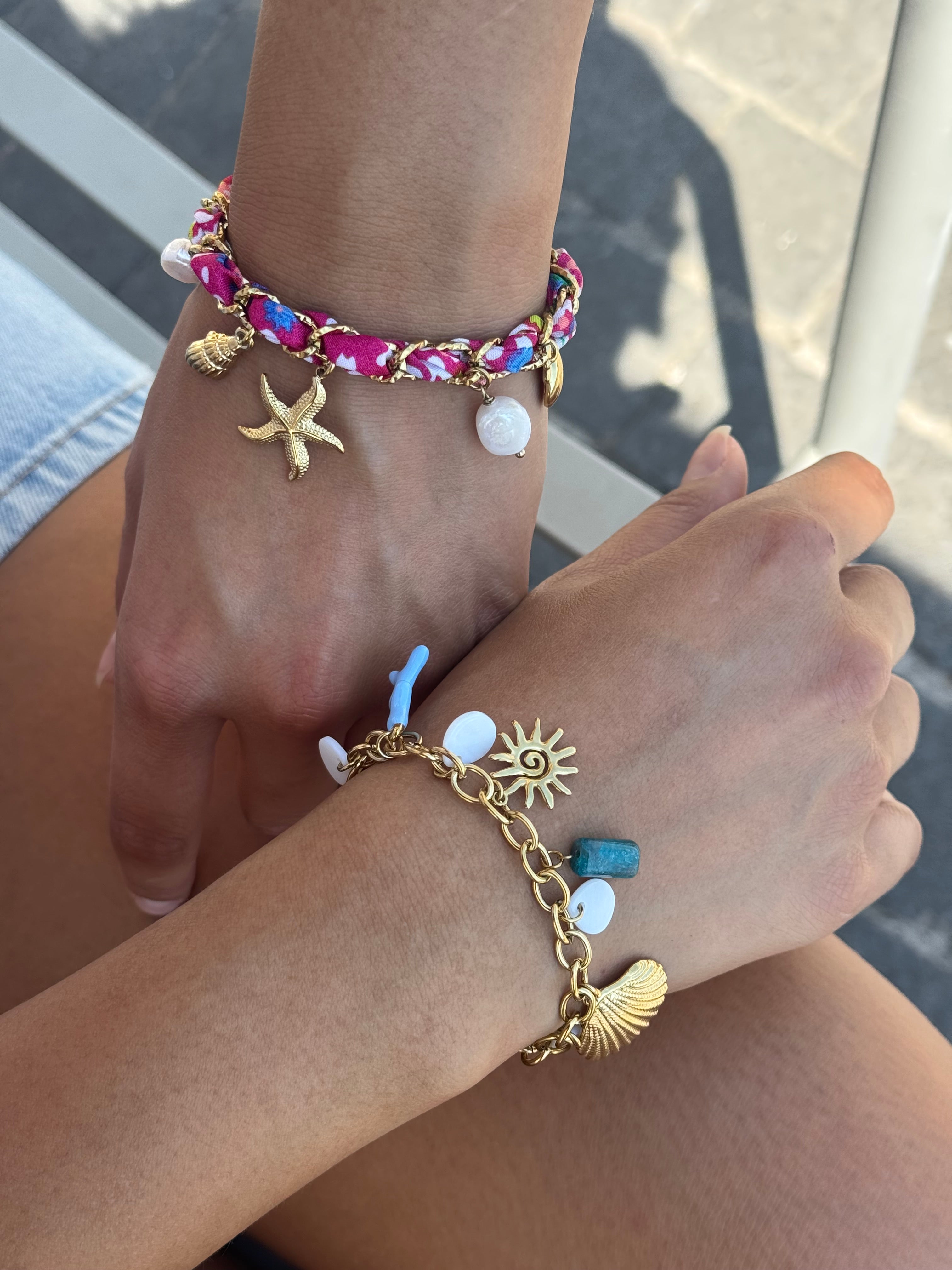 Bracelet doré Maja pendentifs marins dans les tons bleu - Bijou porté