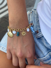 Bracelet doré Maja pendentifs marins dans les tons bleu - Bijou porté