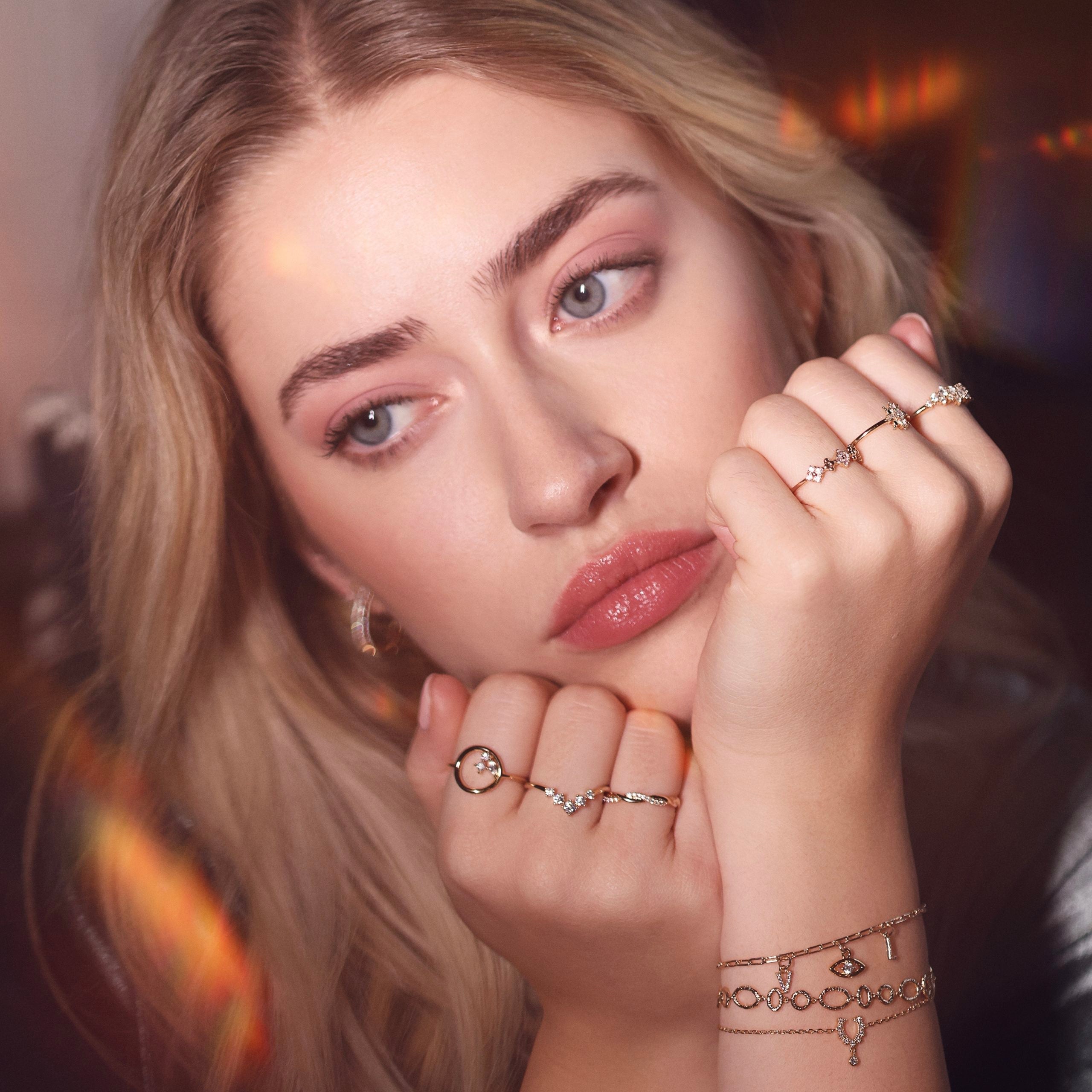Bracelet doré Minnie fer à cheval serti de zircons avec pendentif - Bijou porté