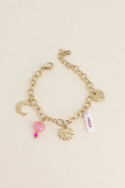 Bracelet maille doré Solal pendentifs soleil, cœur, Lune, pierres naturelles et amulette en nacre avec inscription "amour" - Bijou photographié sur fond beige