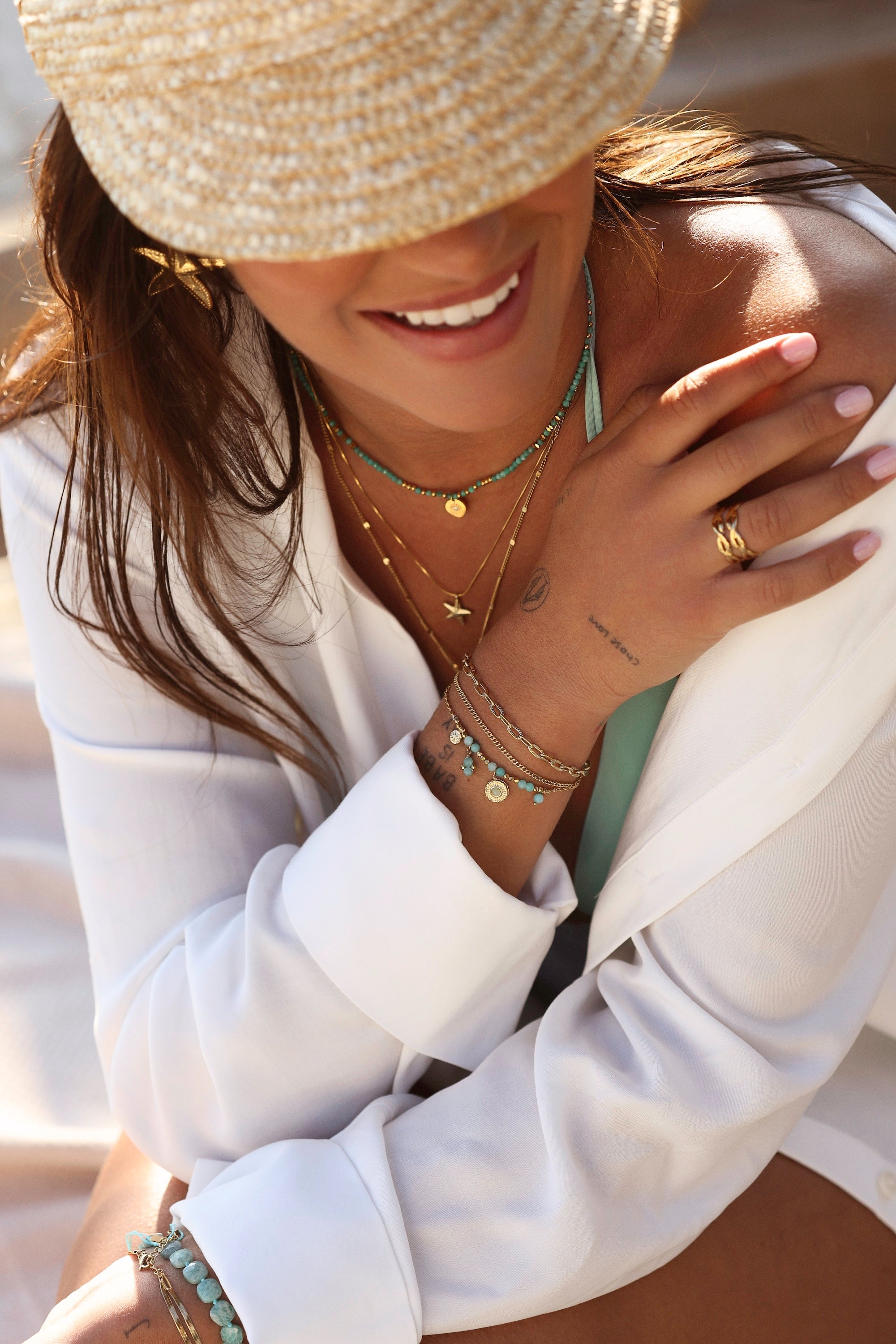 Bracelet triple Nino doré avec amazonite et pendentifs - Bijou porté