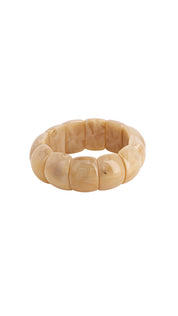 Bracelet Louane beige avec base élastique et grosse perles en acétate - Bijou photographié sur fond blanc