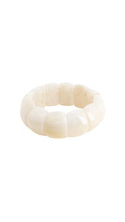Bracelet Louane blanc avec base élastique et grosse perles en acétate - Bijou photographié sur fond blanc