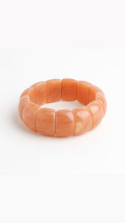 Bracelet Louane rose avec base élastique et grosse perles en acétate - Bijou photographié sur fond blanc