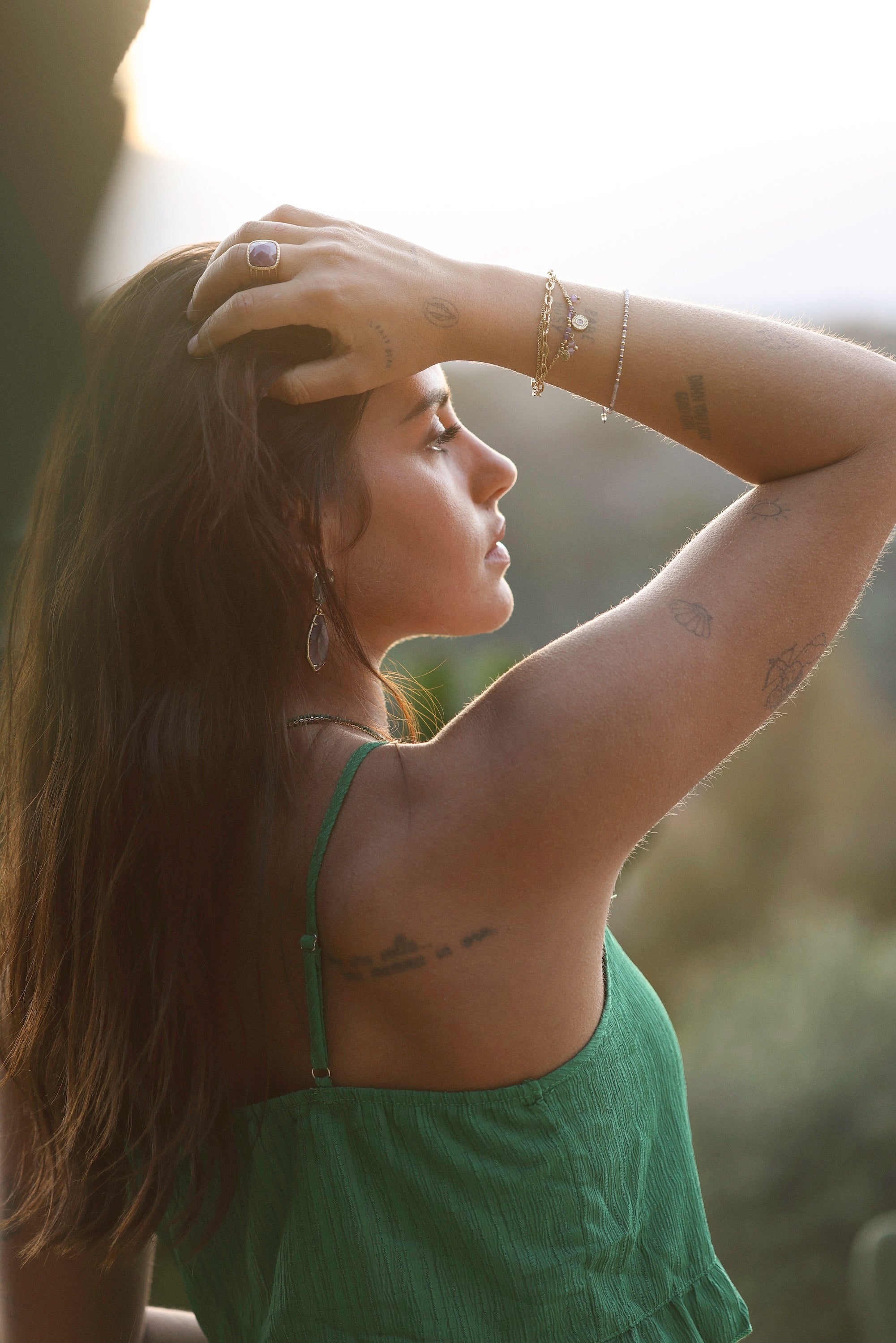 Bracelet triple doré Nino améthyste avec pendentifs - Bijou porté