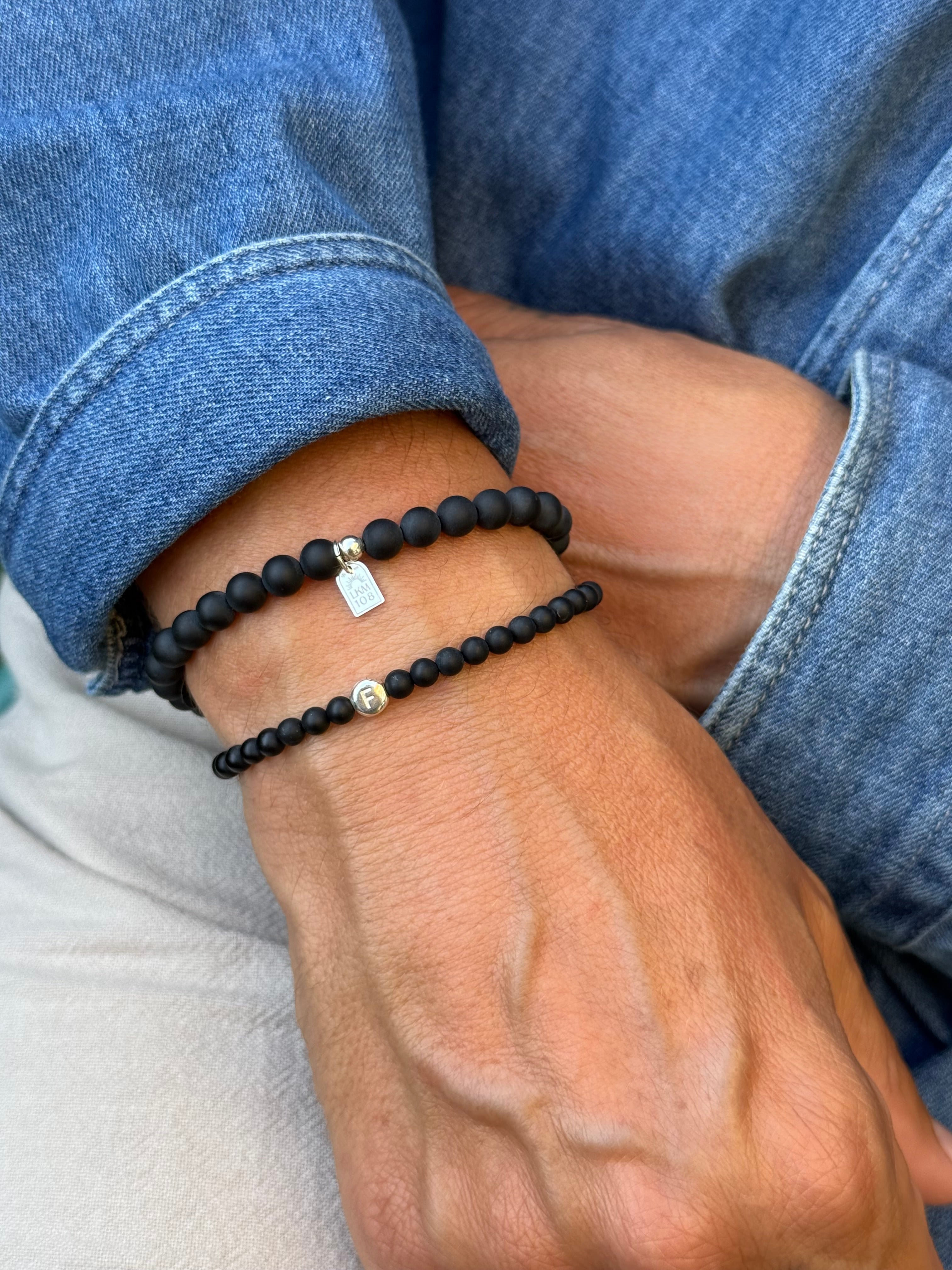 Bracelet personnalisable en perles d’agate noire mate pour perles en argent avec lettre de l’alphabet leo 4 mm - Bijou porté