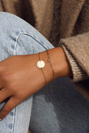 Bracelet personnalisable Alba doré chaîne fine et médaille ronde - Bijou porté
