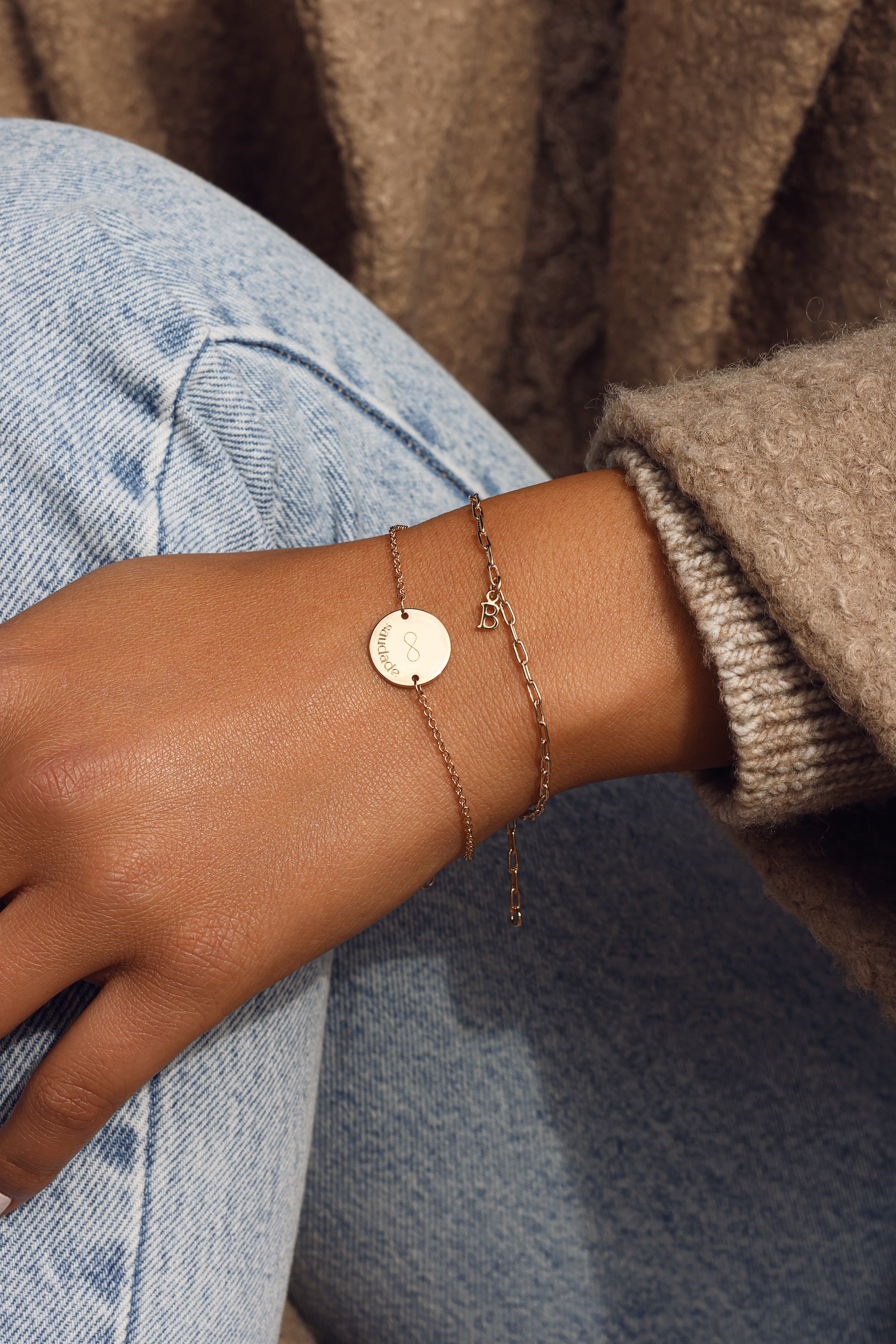 Bracelet personnalisable Alba doré chaîne fine et médaille ronde - Bijou porté