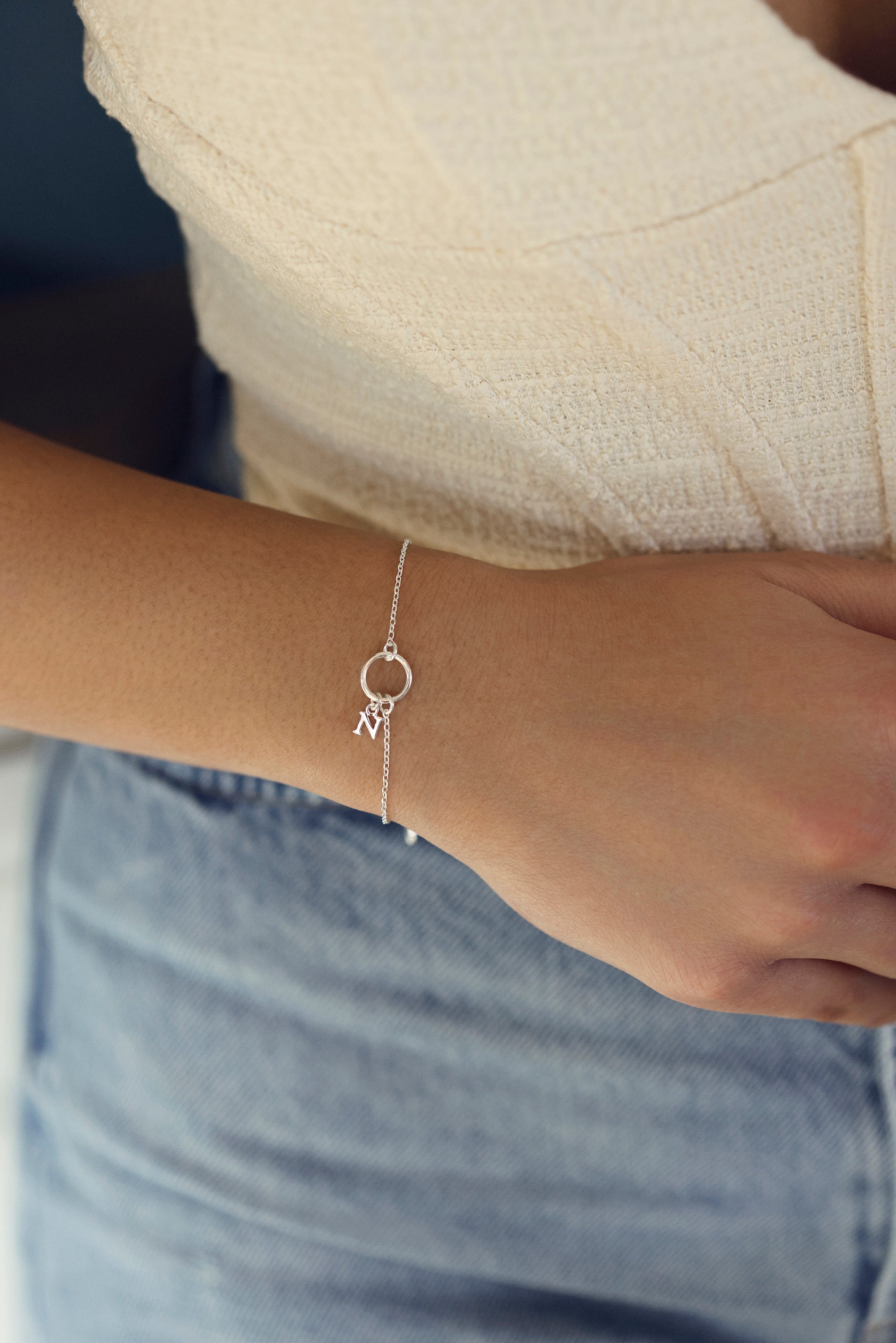 Bracelet personnalisable en argent Delya anneau simple pour lettres de l'alphabet et charms - Bijou porté