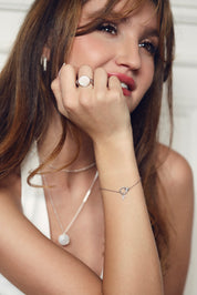 Bracelet personnalisable en argent Kaïs anneau avec nœud orné de zircons pour lettres de l'alphabet et charms - Bijou porté