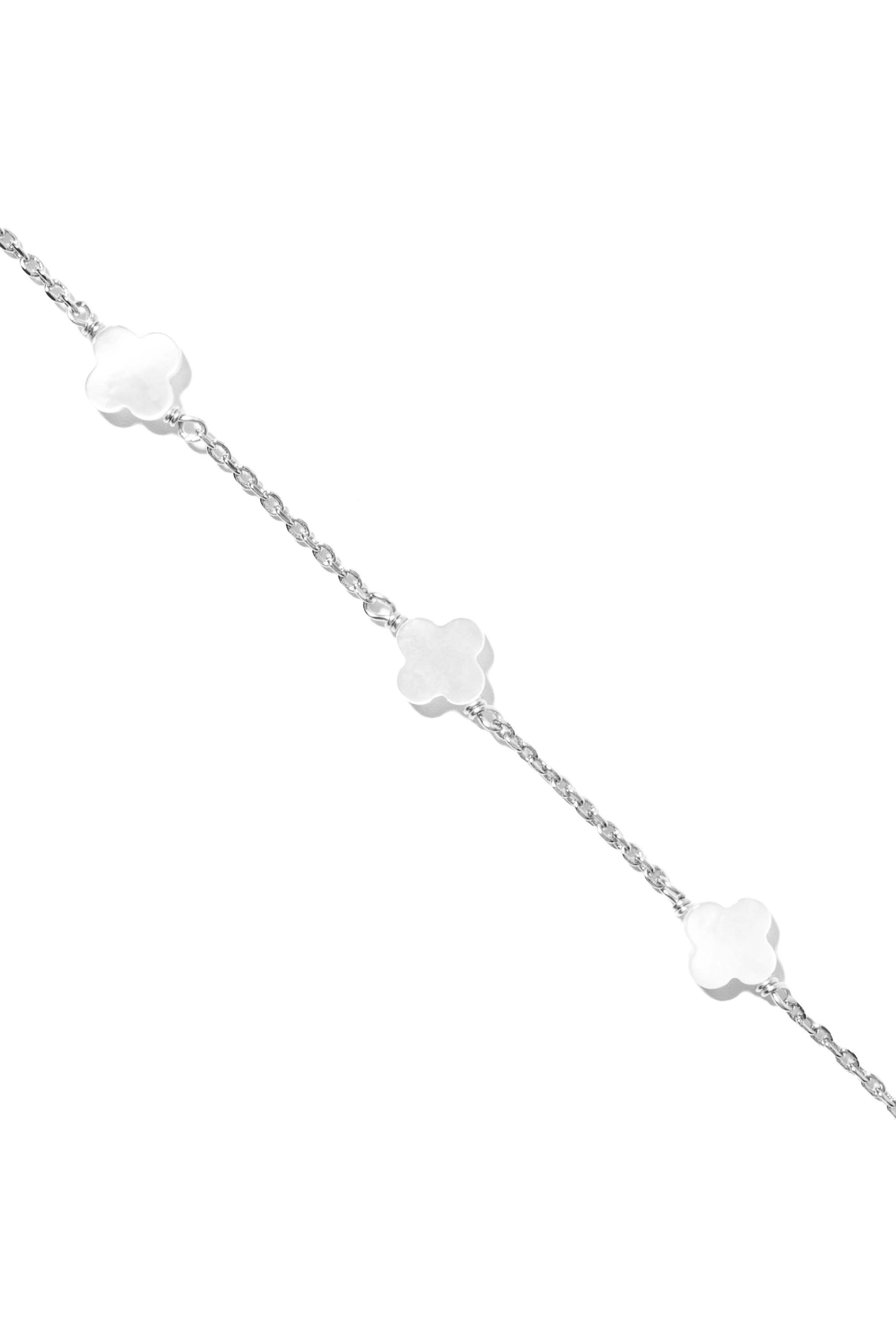 Bracelet en argent Eve orné de trèfles en nacre - Bijou photographié sur fond blanc