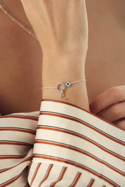 Bracelet personnalisable en argent Lilou protect anneau torsadé avec pendentif œil protecteur en nacre pour lettres de l'alphabet et charms - Bijou porté