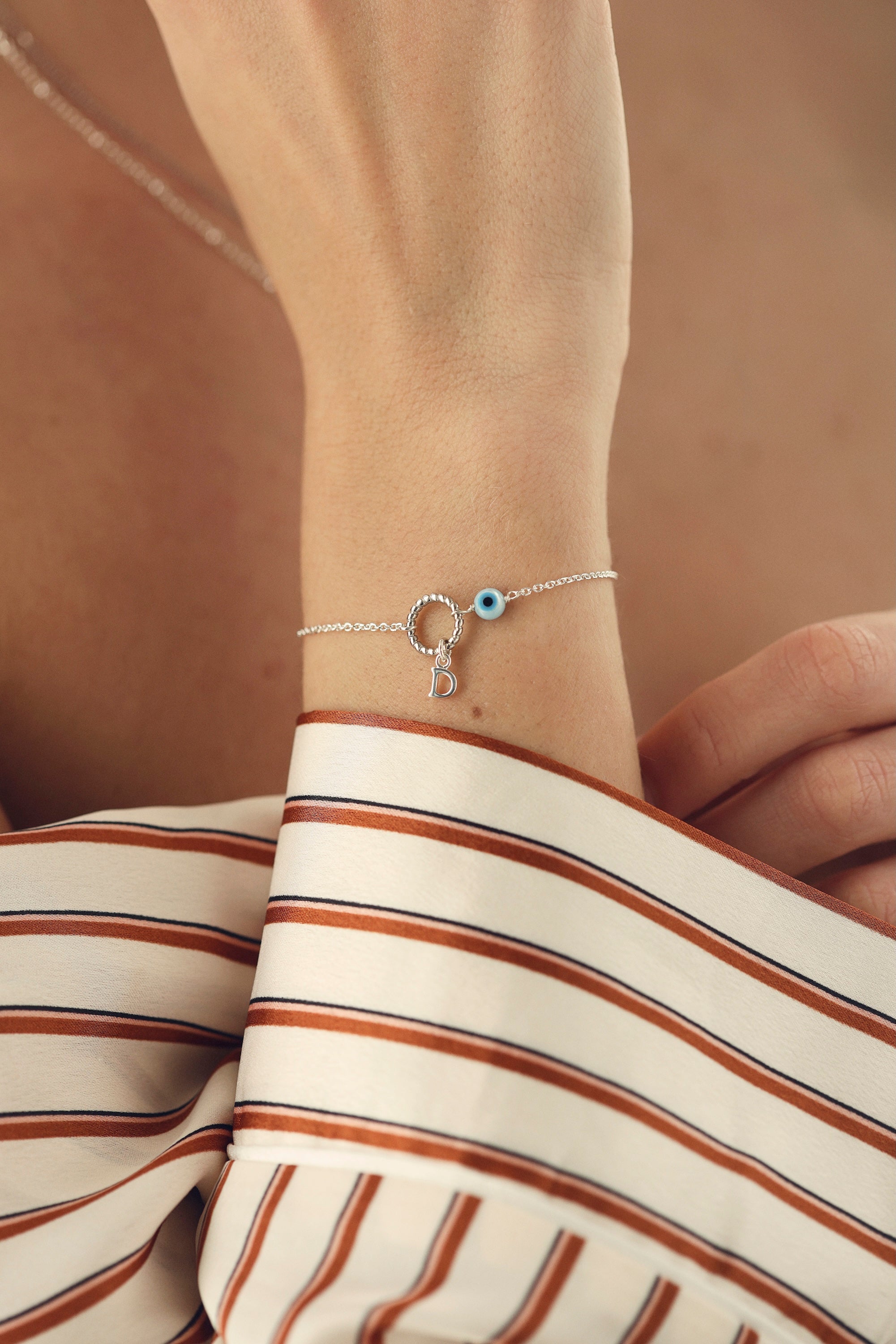 Bracelet personnalisable en argent Lilou protect anneau torsadé avec pendentif œil protecteur en nacre pour lettres de l'alphabet et charms - Bijou porté
