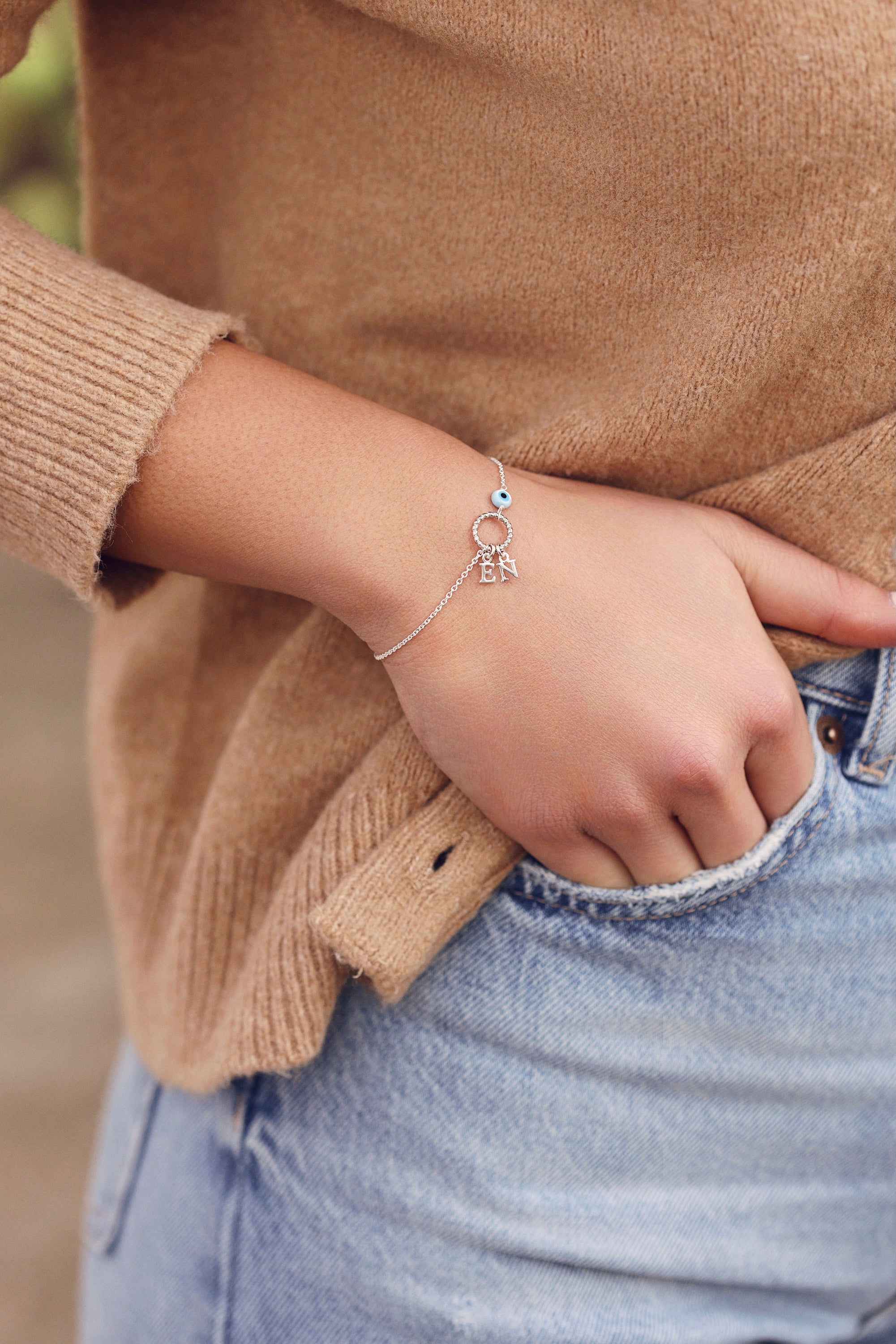 Bracelet personnalisable en argent Lilou protect anneau torsadé avec pendentif œil protecteur en nacre pour lettres de l'alphabet et charms - Bijou porté