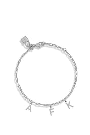 Bracelet personnalisable argent initiales et charms Castille - Bijou sur fond blanc