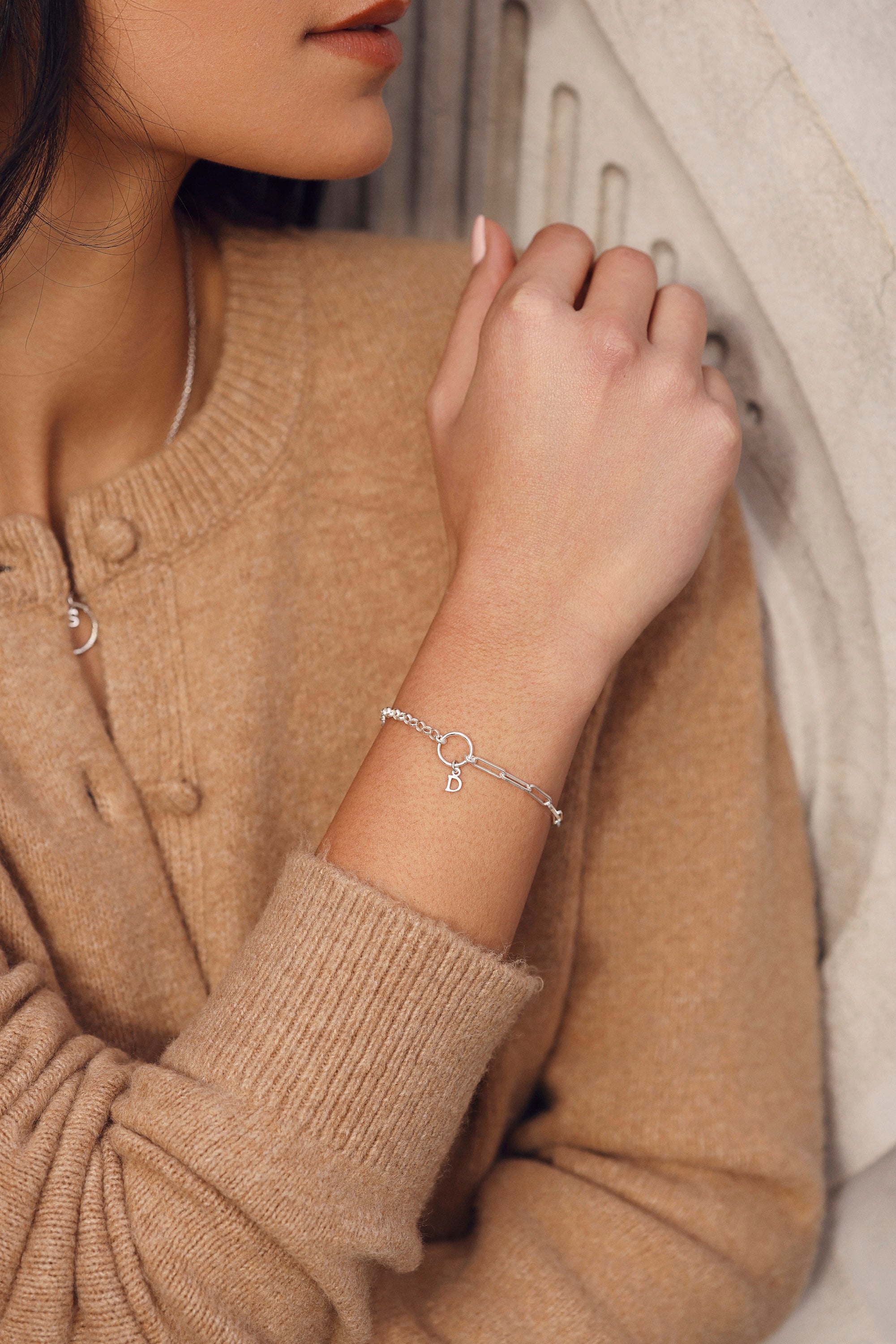 Bracelet personnalisable argent Selena composé d’un anneau central et de mailles variées de part et d’autre pour lettres de l'alphabet et charms - Bijou porté