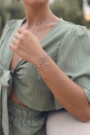 Bracelet argenté Aynara chaîne fine orné d'une étoile de mer - Bijou porté