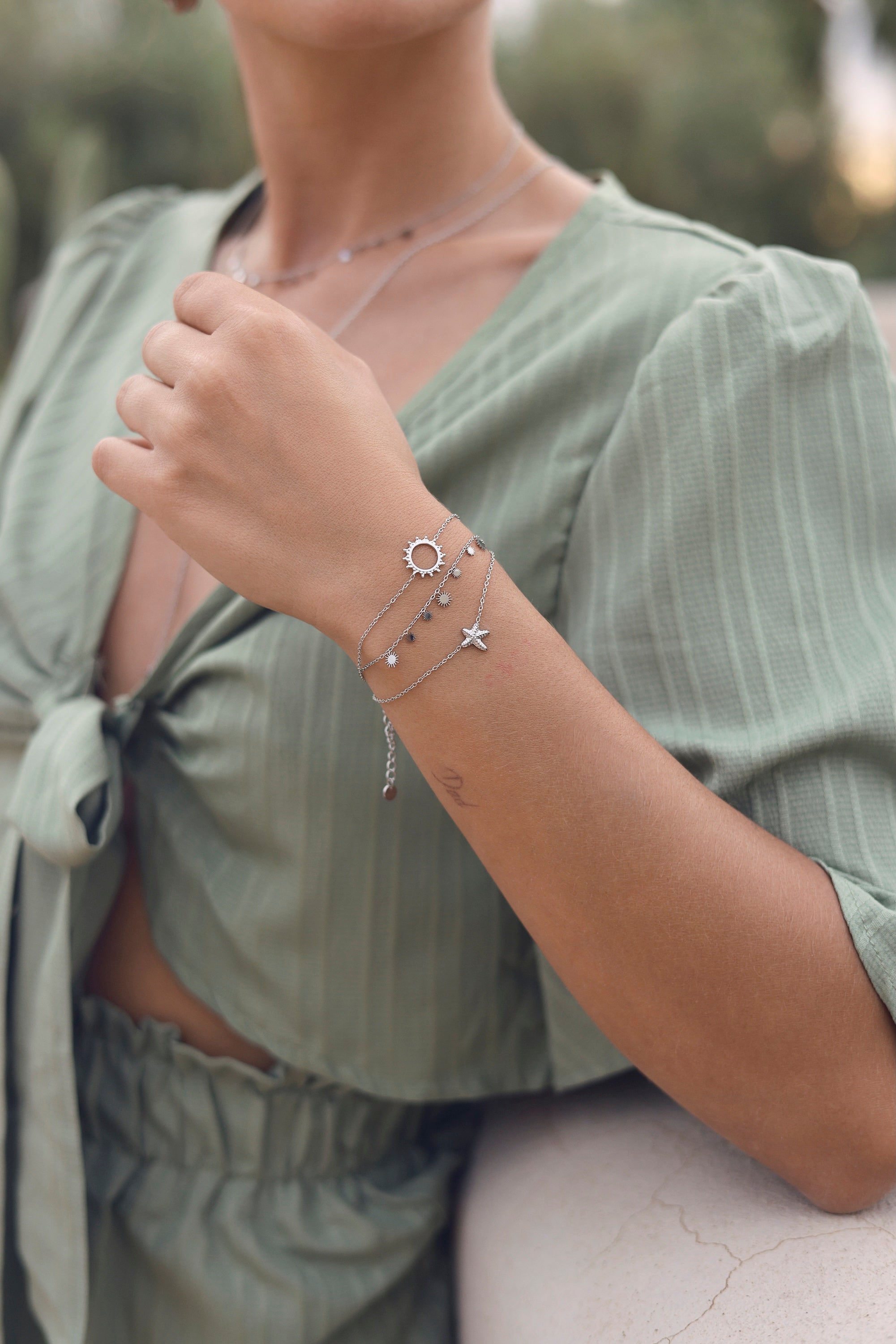 Bracelet argenté Aynara chaîne fine orné d'une étoile de mer - Bijou porté