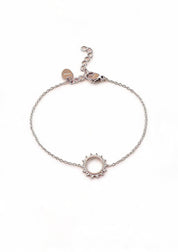 Bracelet argenté Haneya chaîne fine orné d'un soleil ajouré - Bijou sur fond blanc