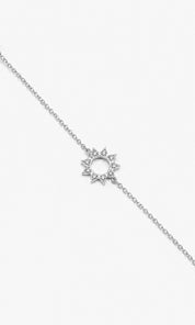 Bracelet argenté Zayan chaîne fine orné d'un soleil ajouré serti de zircons - Bijou sur fond blanc