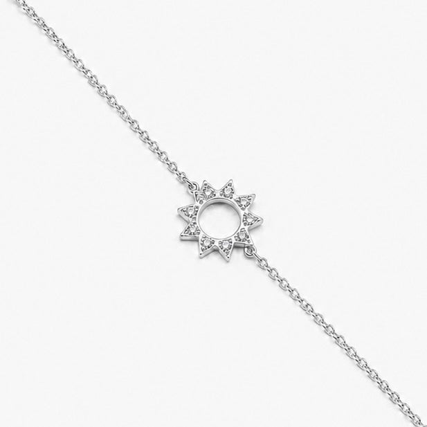 Bracelet argenté Zayan chaîne fine orné d'un soleil ajouré serti de zircons - Bijou sur fond blanc