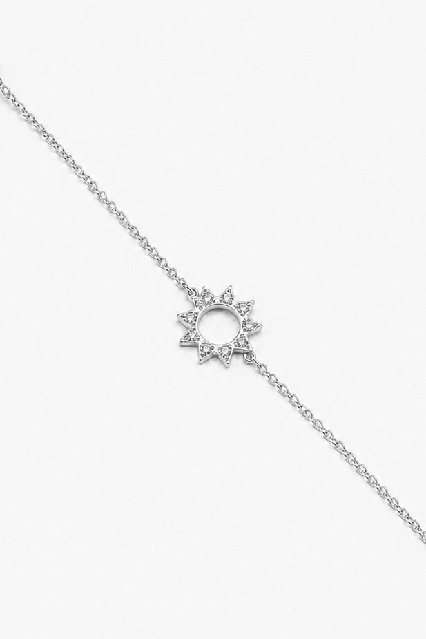 Bracelet argenté Zayan chaîne fine orné d'un soleil ajouré serti de zircons - Bijou sur fond blanc