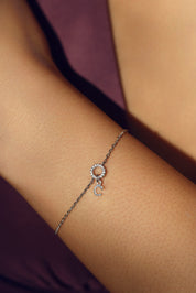 Bracelet personnalisable en argent Betty anneau serti de zircons pour initiales et charms - Bijou porté