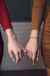 Bracelet cordon personnalisable Delya beige en argent anneau simple pour lettres de l'alphabet et charms - Bijou porté