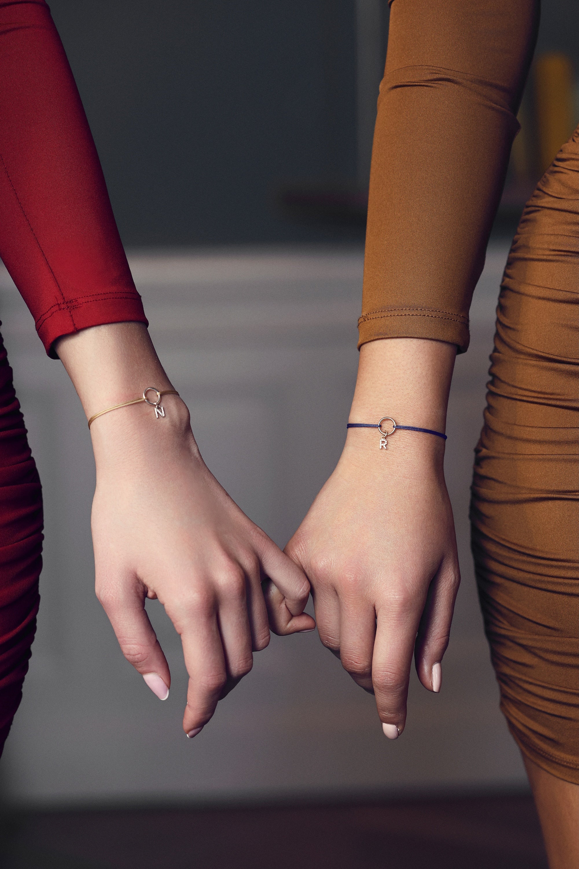 Bracelet cordon personnalisable Delya beige en argent anneau simple pour lettres de l'alphabet et charms - Bijou porté