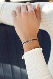 Bracelet cordon personnalisable Delya bleu en argent anneau simple pour lettres de l'alphabet et charms - Bijou porté